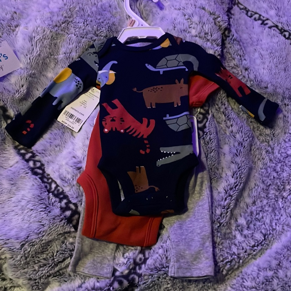 :Carters premie onsies and pants . Tag still on